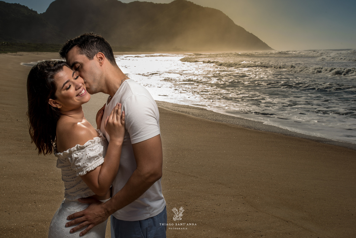 Pré-wedding ao ar livre paisagem praia vegetação céu azul