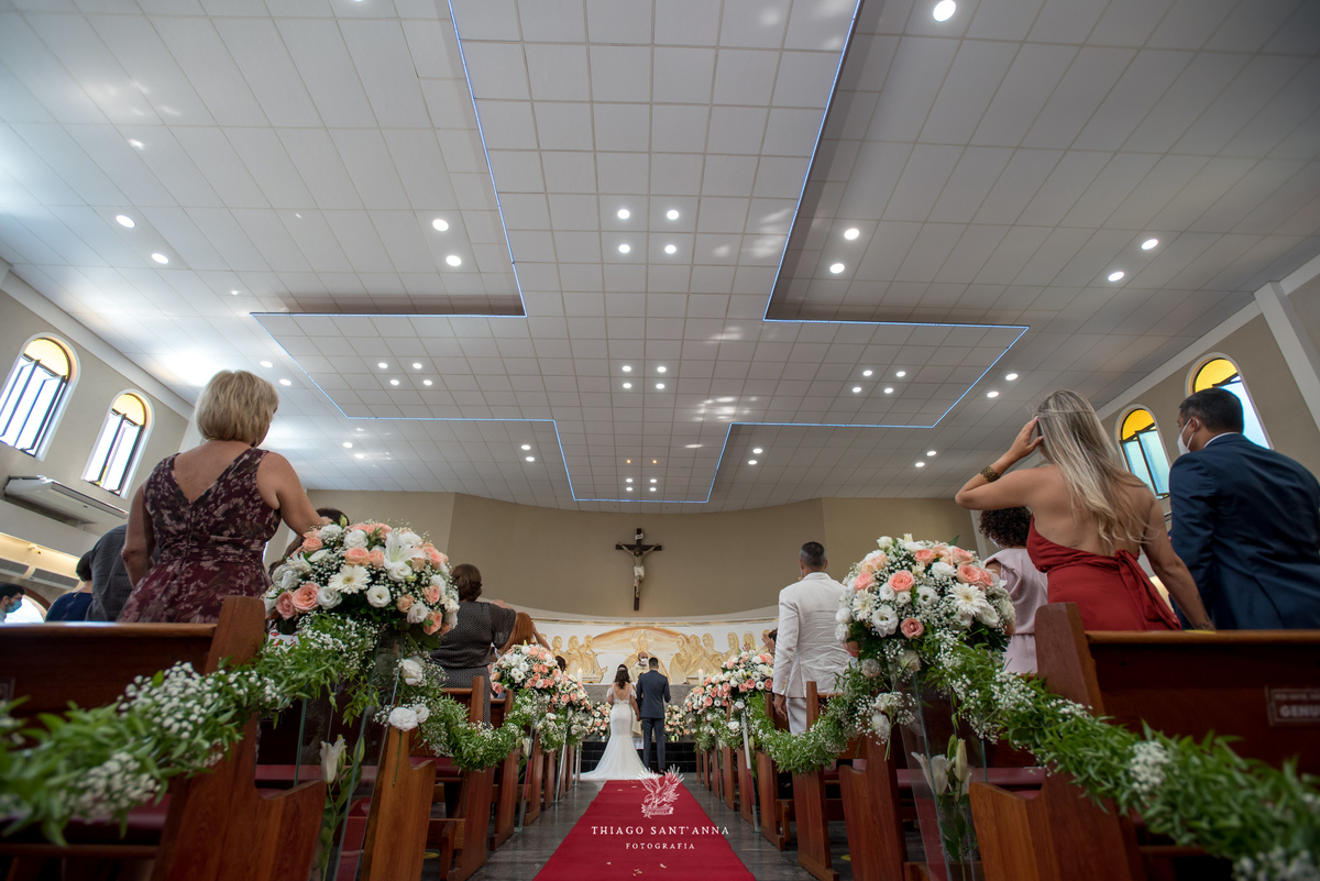 noivos no altar igreja casamento tradicional