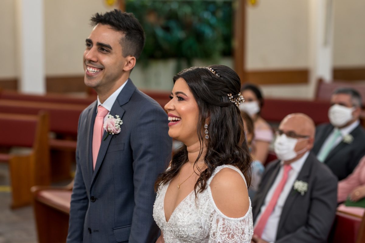 noivos sorrindo no altar casamento tradicional