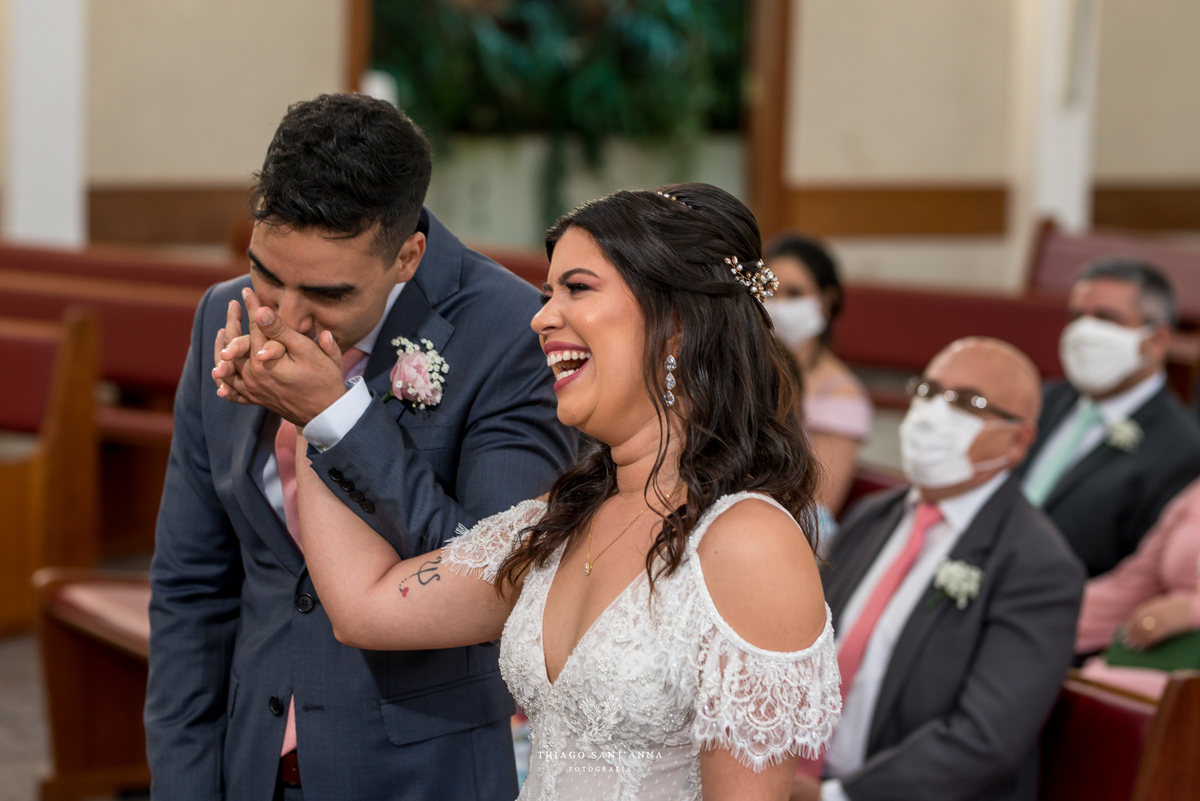 noivos sorrindo no altar casamento tradicional
