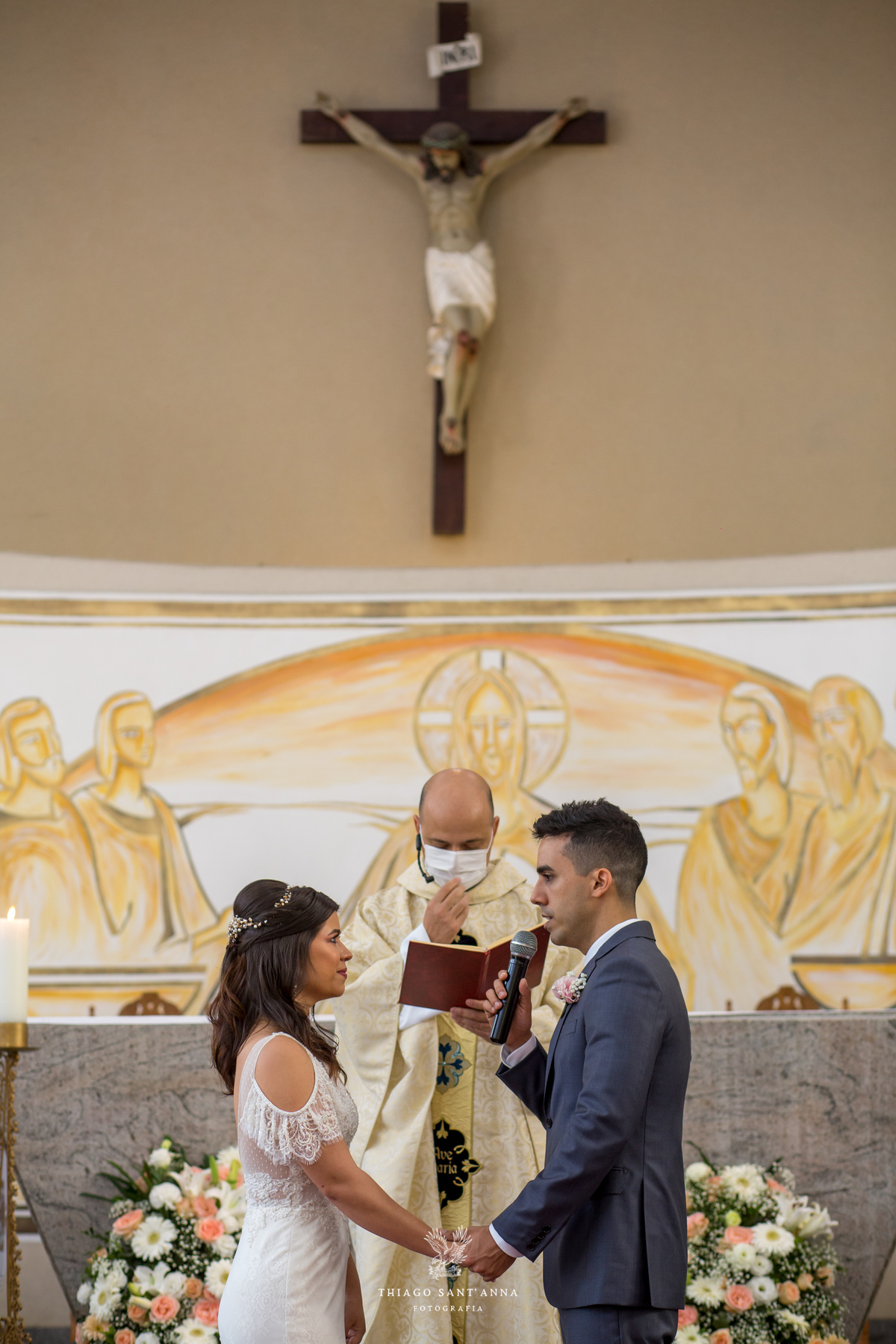noivos no altar casamento tradicional