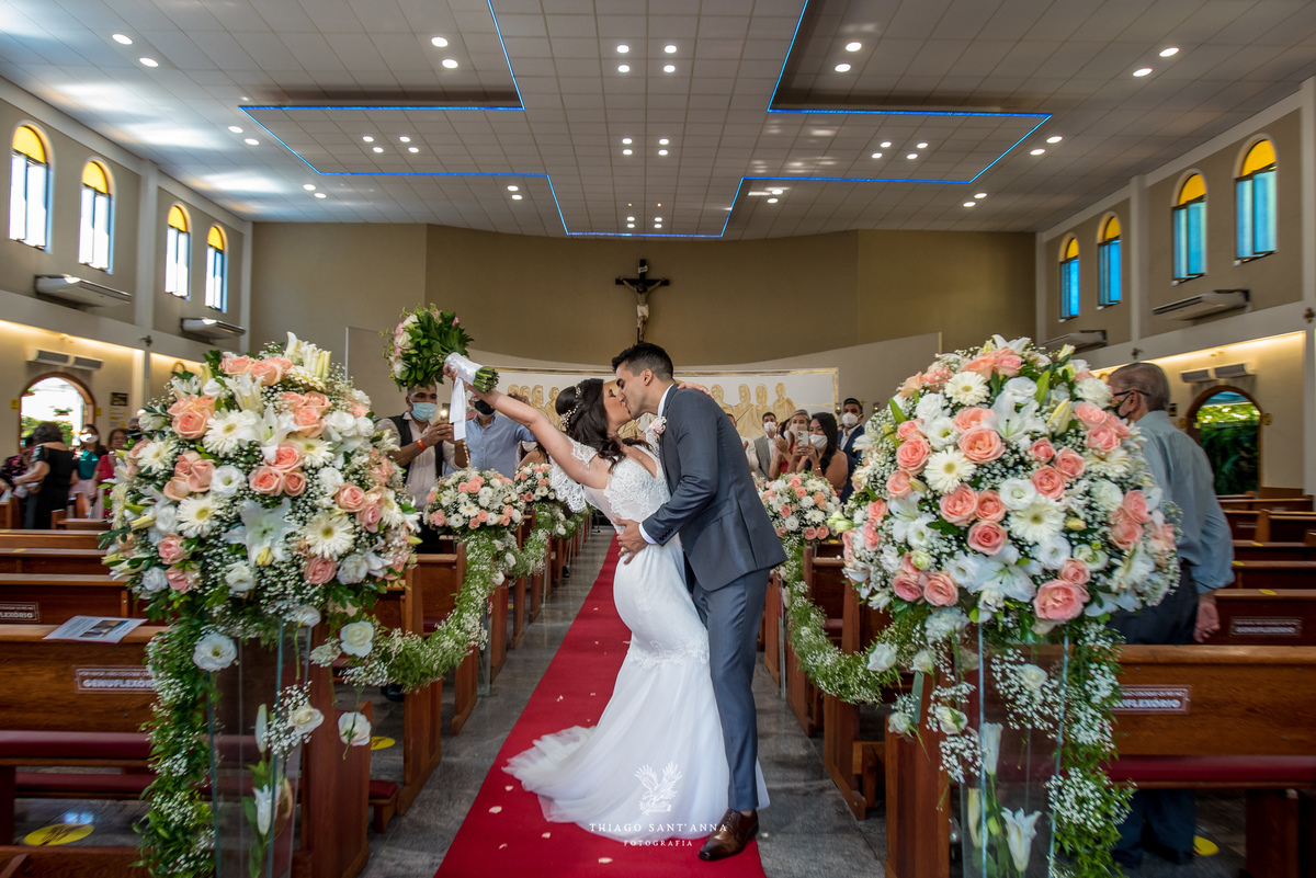 saída dos noivos do altar igreja casamento tradicional