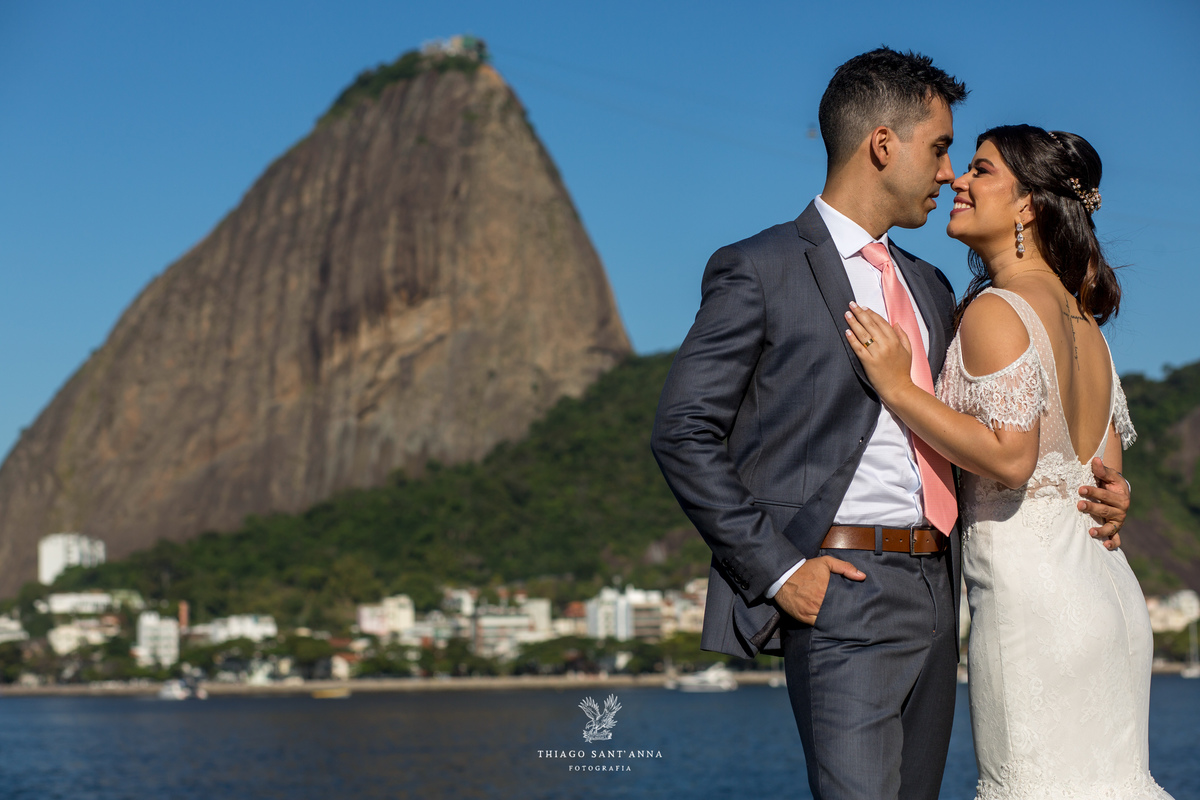 noivos posam frente ao pão de açúcar pós cerimônia