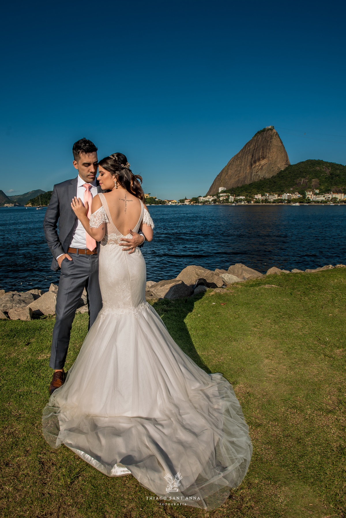 noivos posam frente ao pão de açúcar pós cerimônia