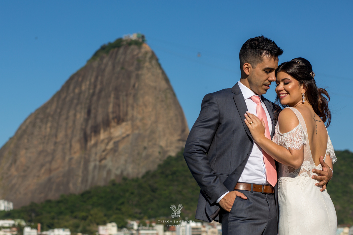 noivos posam frente ao pão de açúcar pós cerimônia