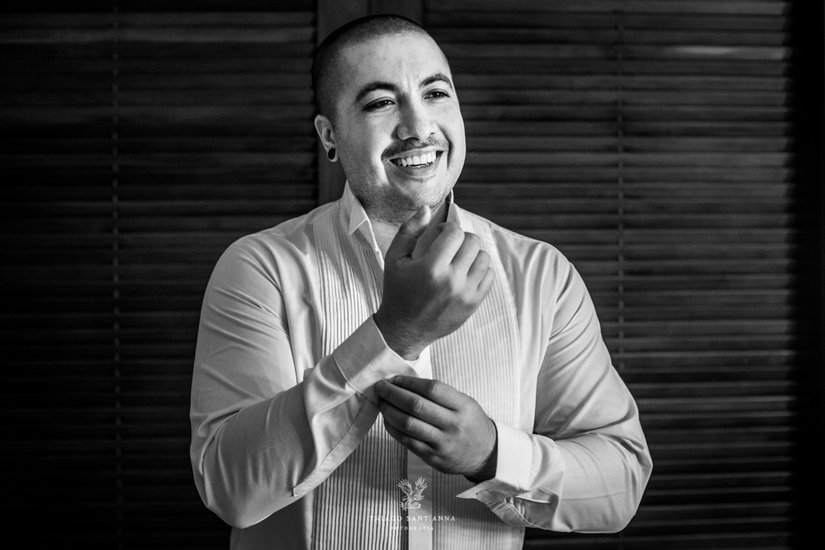 making of noivo abotoa camisa preto e branco