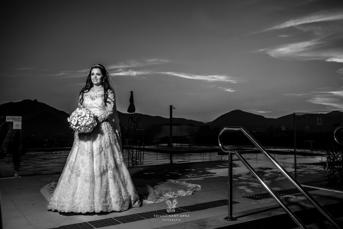 making of noiva vestido véu buquê paisagem preto e branco