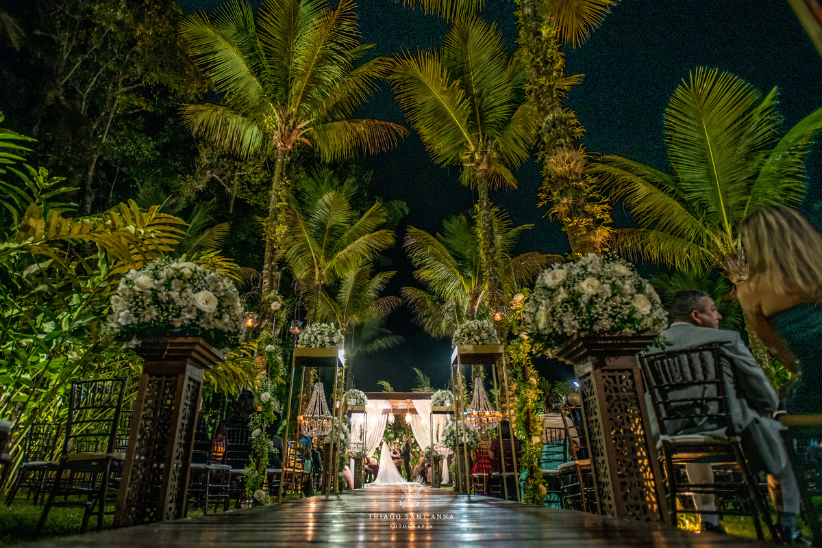 noivos no altar cerimônia