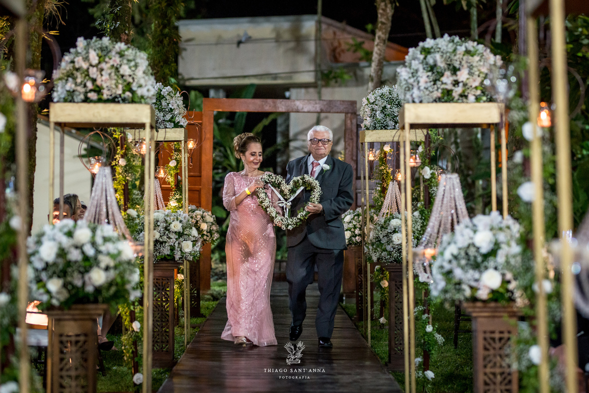 entrada familiares com arco florido coração