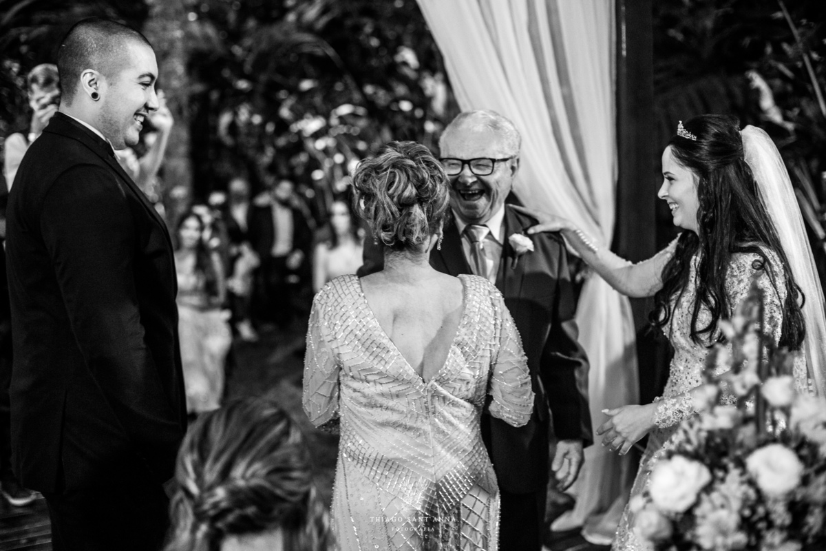 noivos recebem familiares no altar