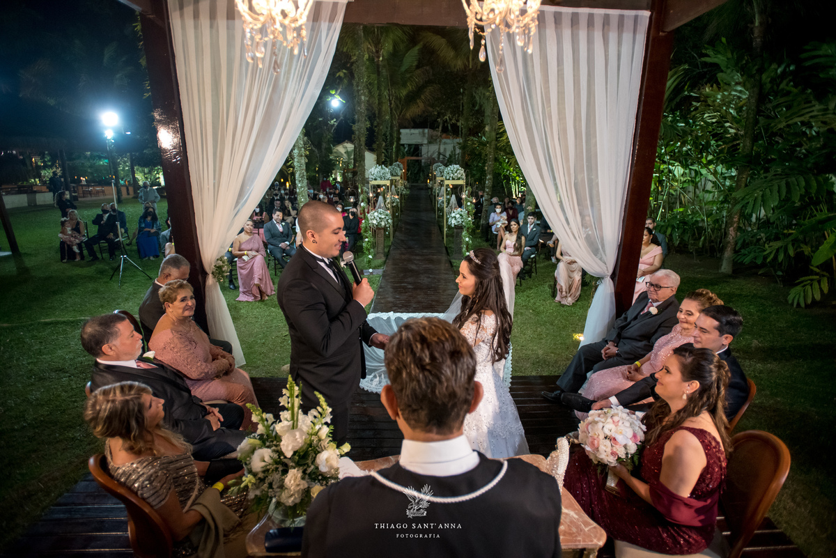 noivos no altar cerimônia