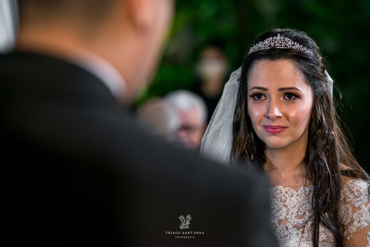 noivos no altar noiva emocionada