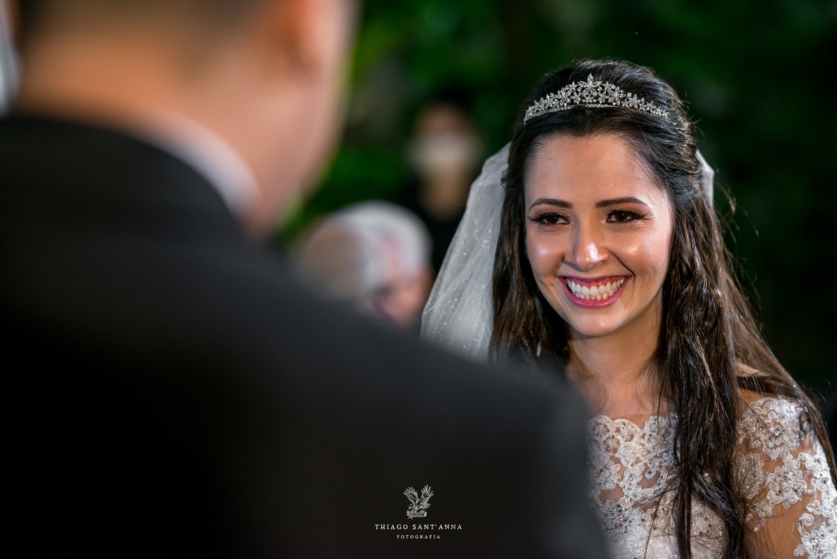 noivos no altar noiva sorri