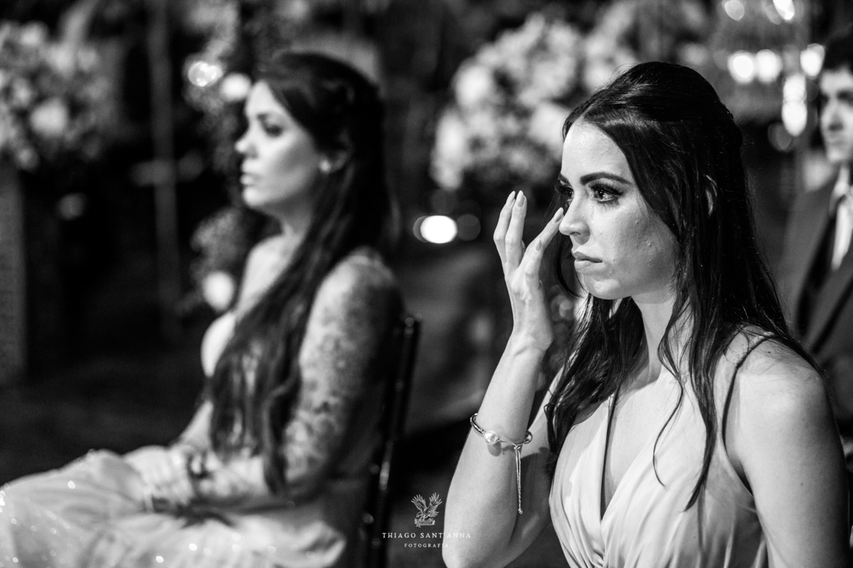 madrinha emocionada cerimônia preto e branco