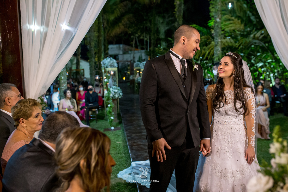 noivos sorrindo no altar 