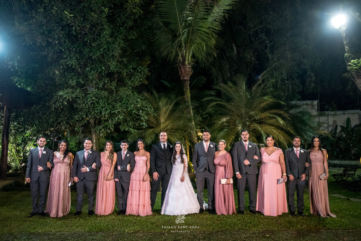 noivos pós cerimônia posam com padrinhos e madrinhas