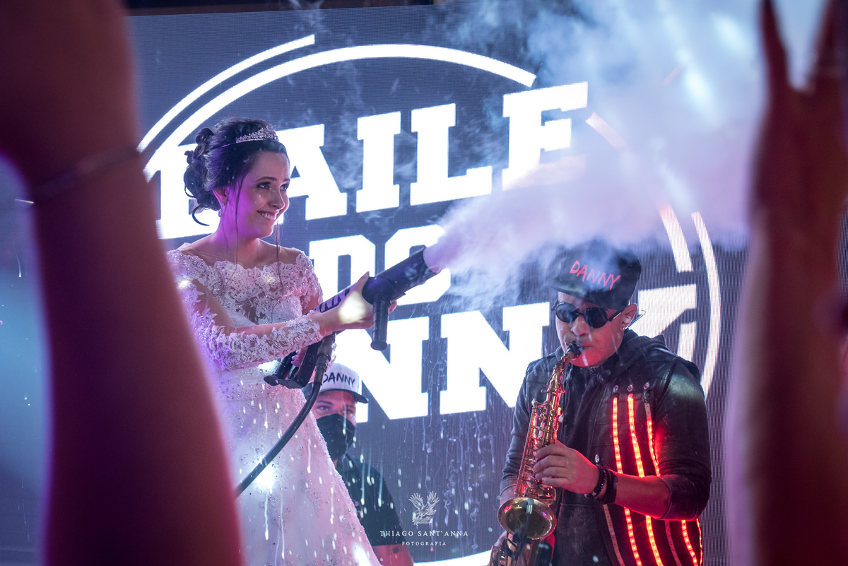 noivos na festa pista de dança 