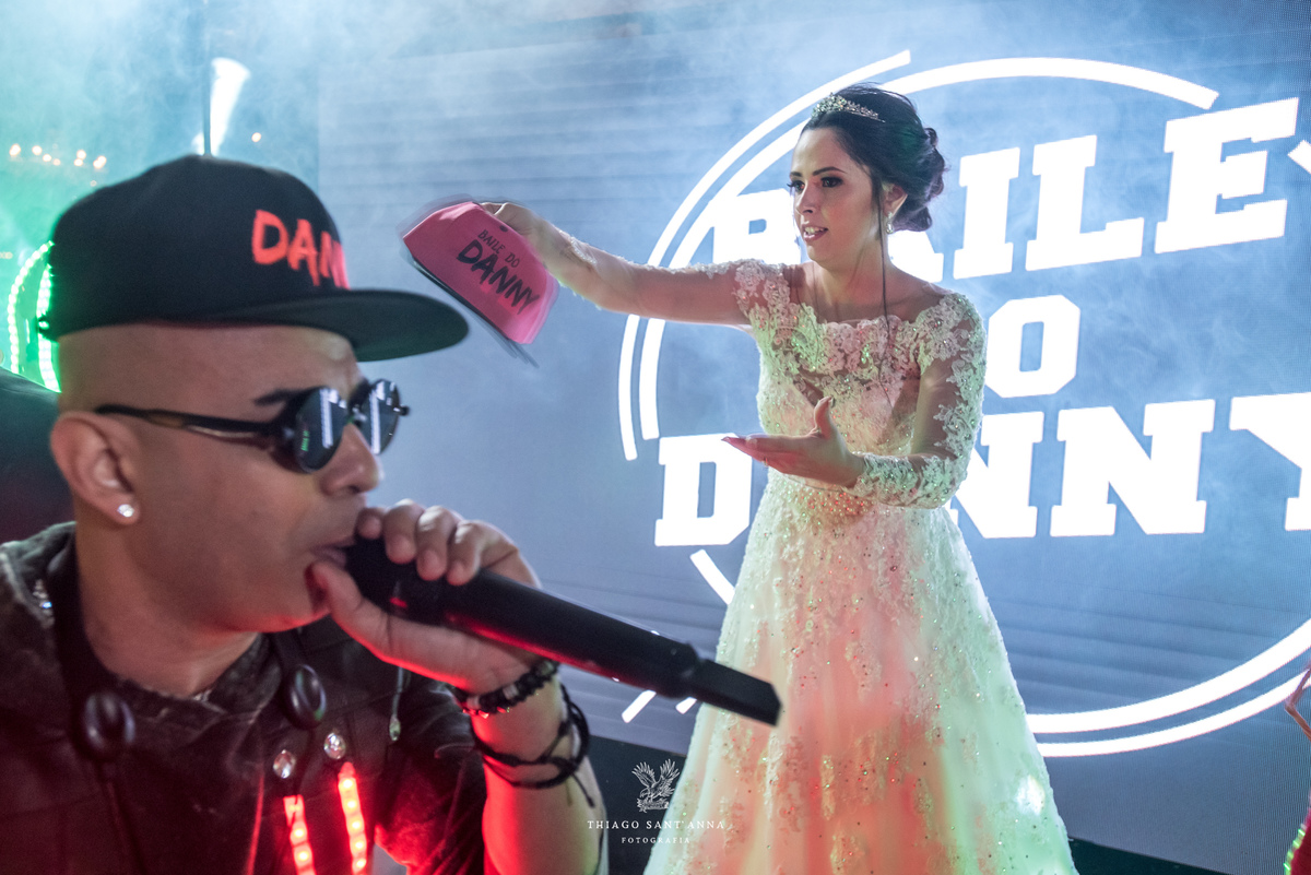 noivos na festa pista de dança