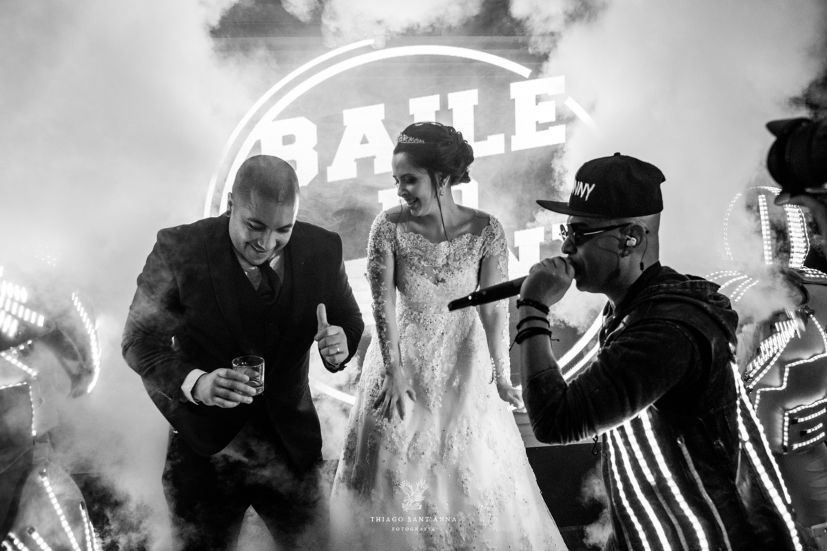 noivos na festa pista de dança