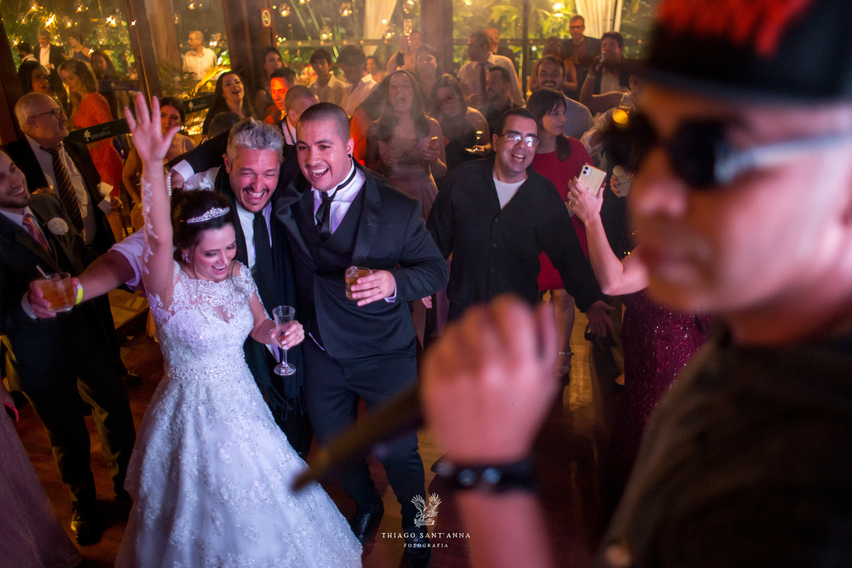 noivos na festa pista de dança