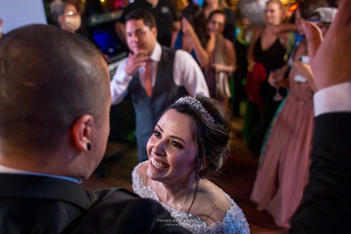 noivos na festa pista de dança