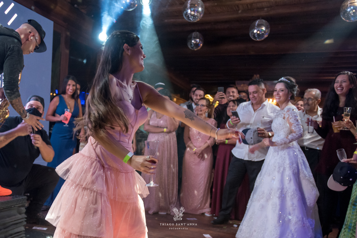 noivos na festa pista de dança