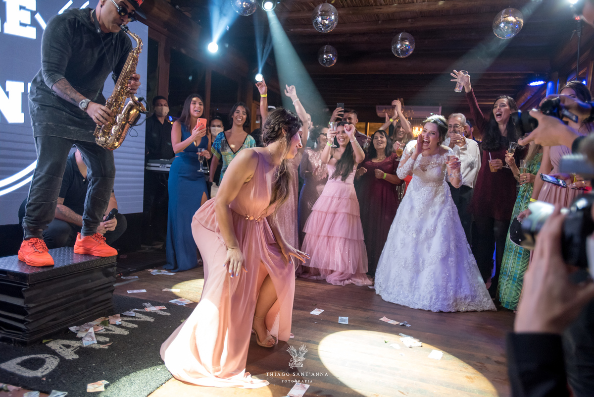 noivos na festa pista de dança
