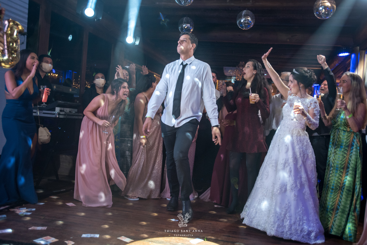 noivos na festa pista de dança