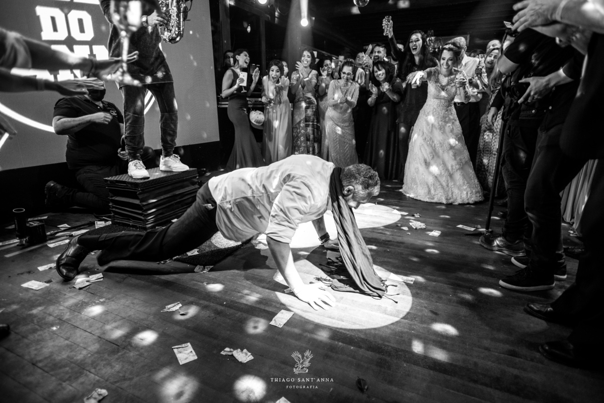 noivos na festa pista de dança