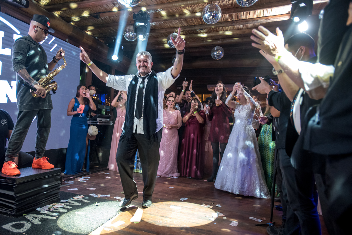 noivos na festa pista de dança