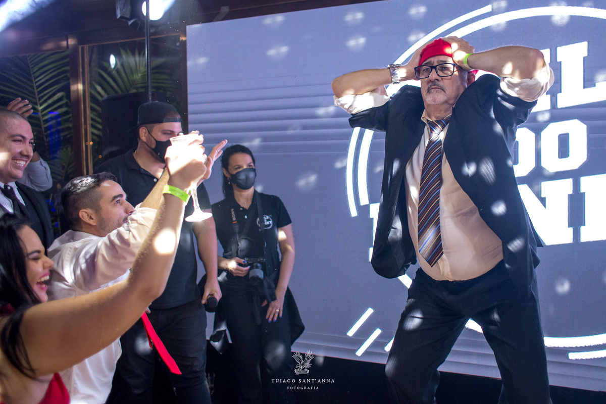 noivos na festa pista de dança