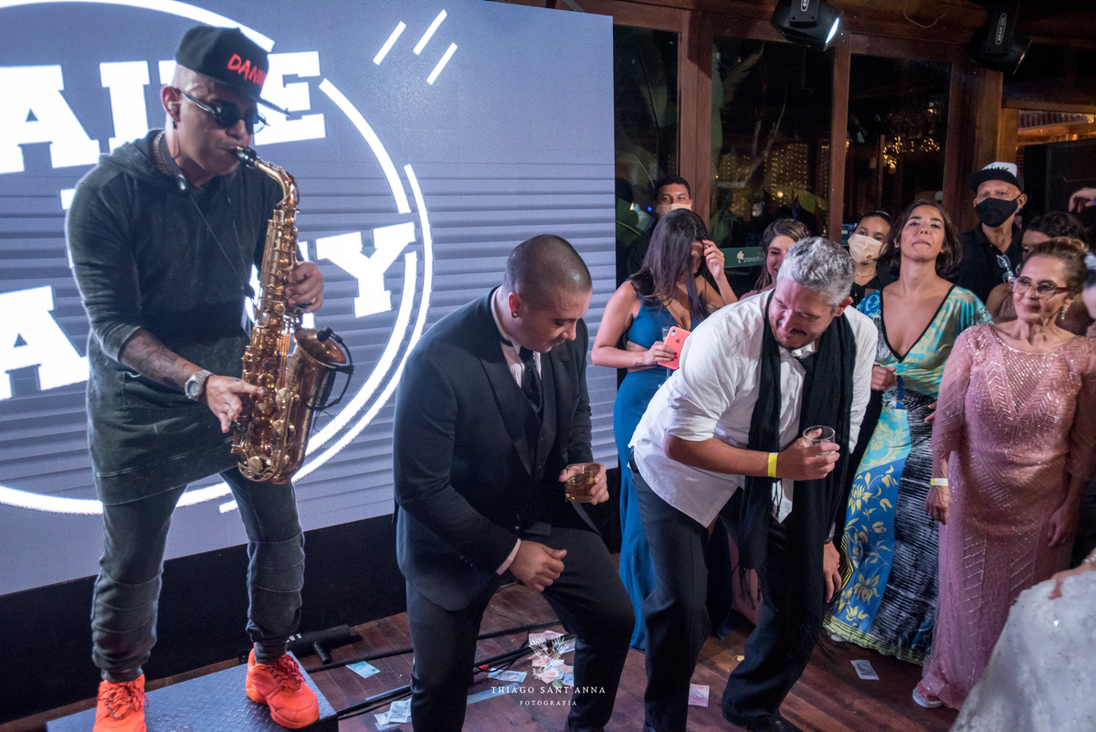 noivos na festa pista de dança