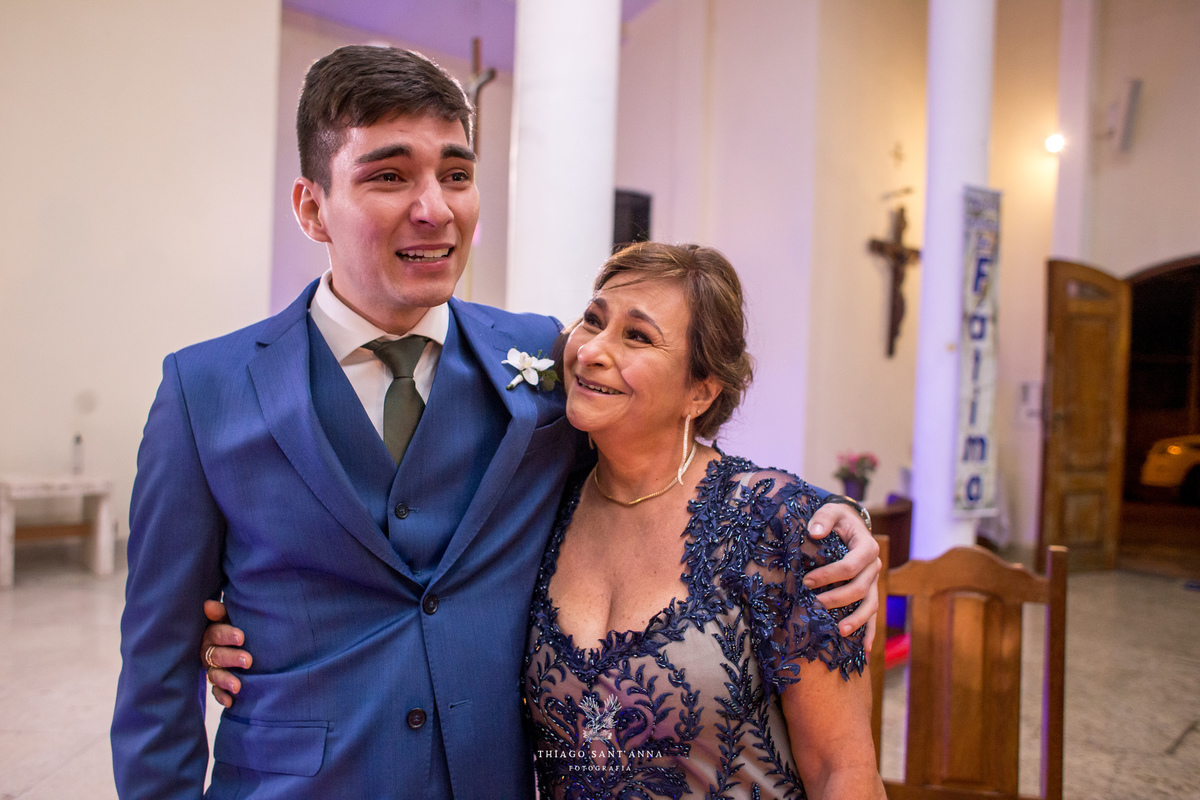 noivo emocionado no altar com sua mãe 