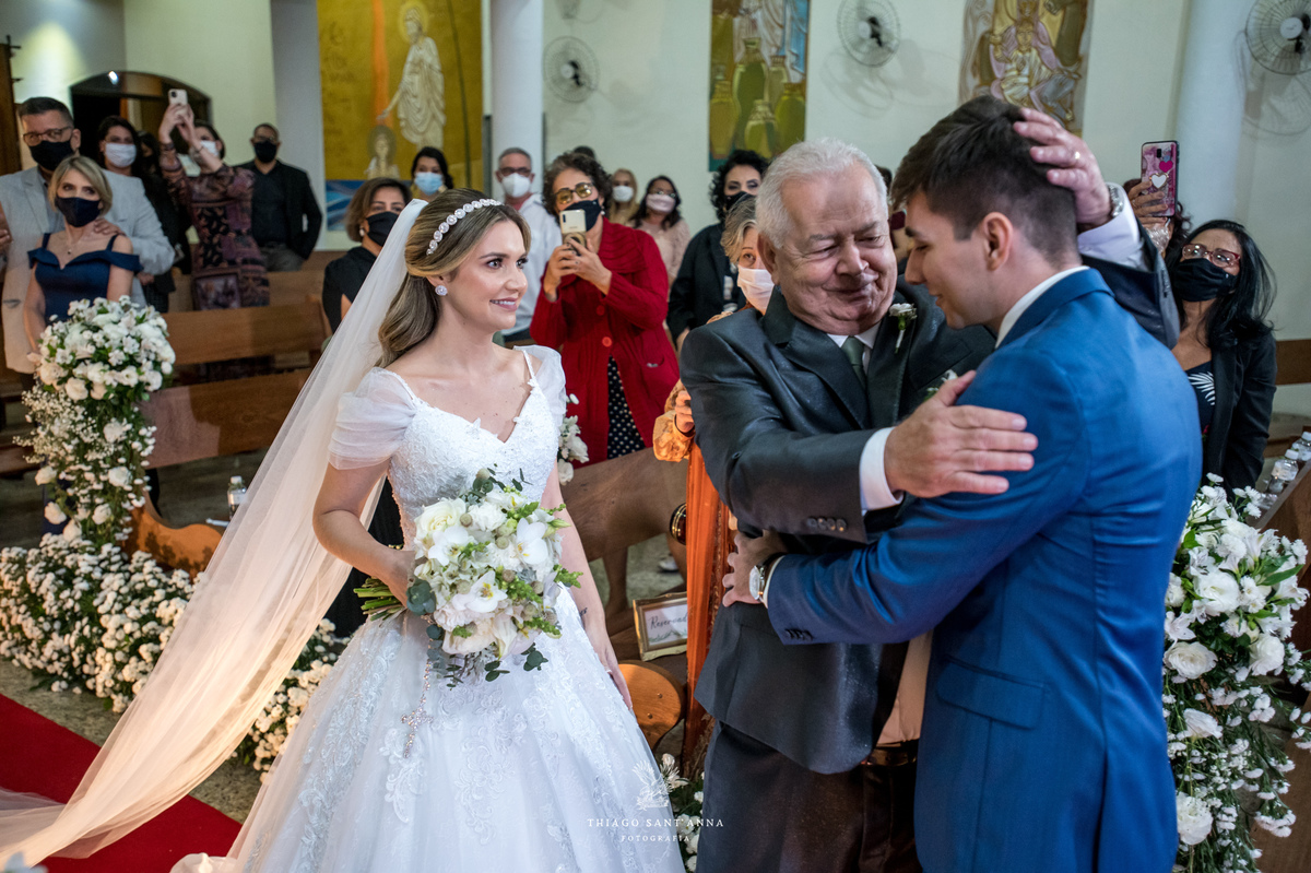 entrada da noiva pai da noiva abraça noivo 