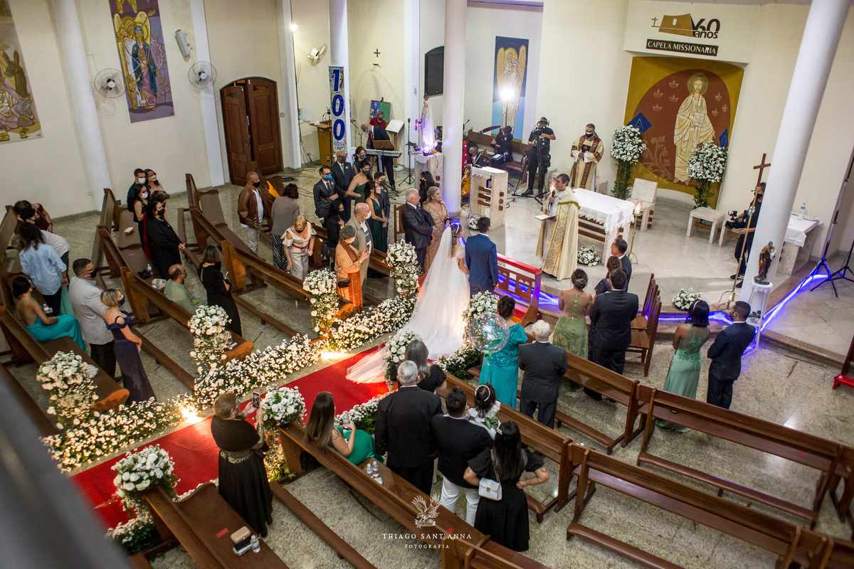 noivos no altar convidados observam de pé