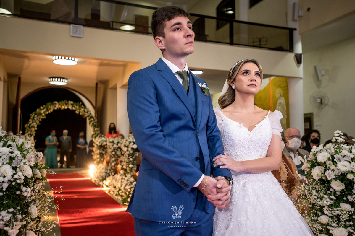 noivos emocionados no altar cerimônia casamento