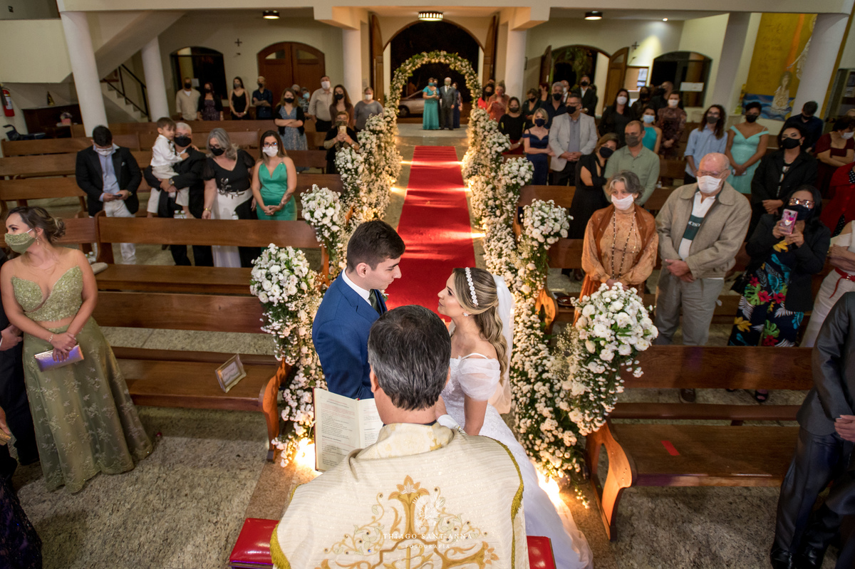 noivos no altar cerimônia casamento