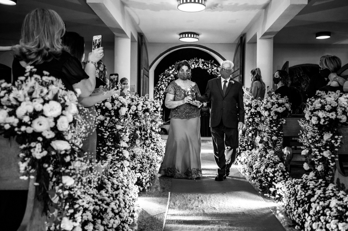 entrada familiares no altar preto e branco