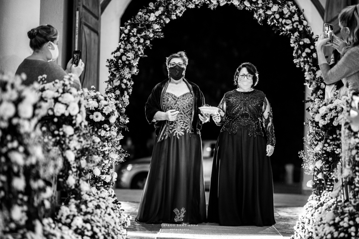 entrada familiares no altar preto e branco