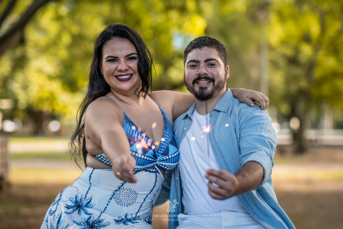 Ensaio pré wedding noivos seguram bastão luminoso