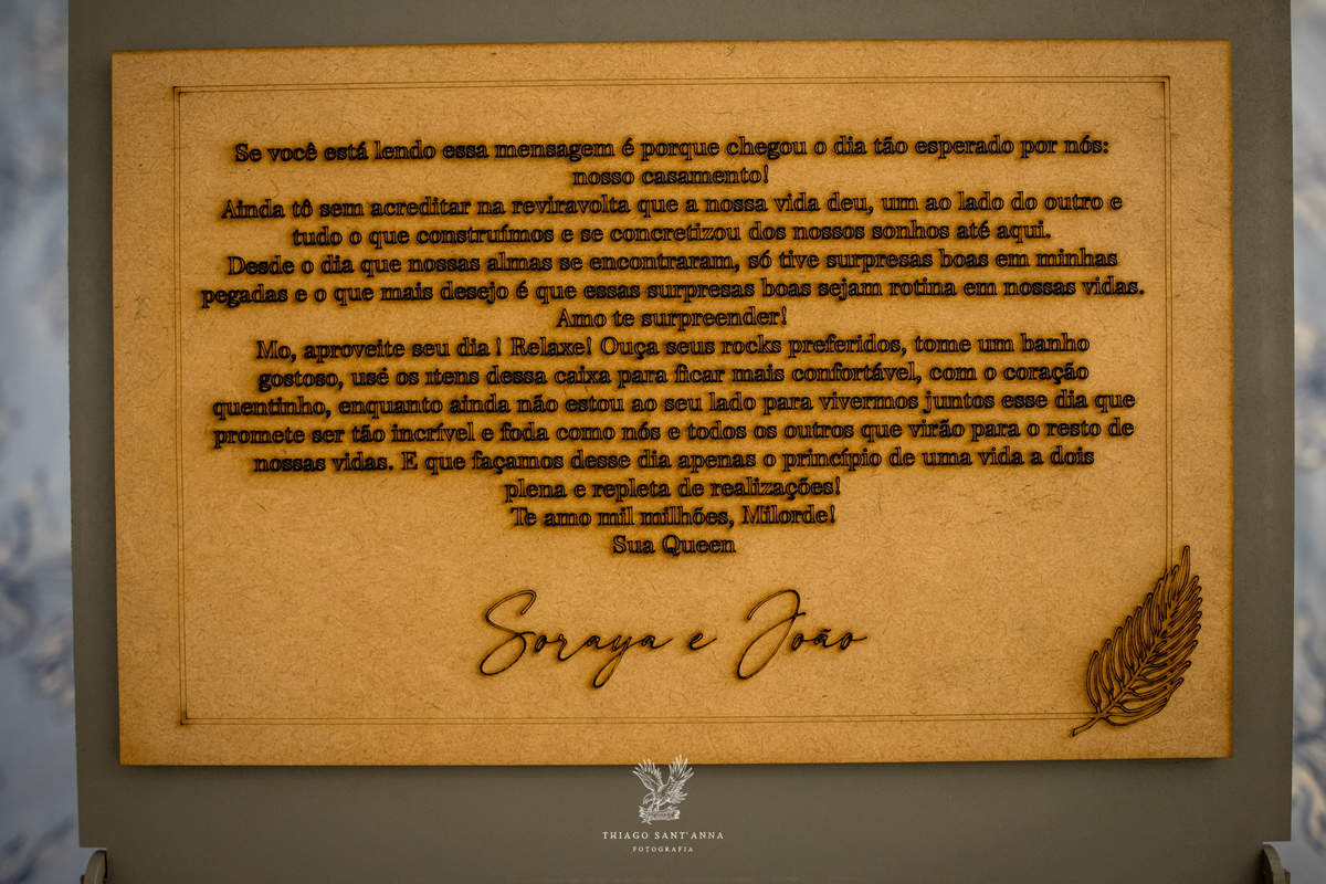 Placa em caixa entregue ao noivo