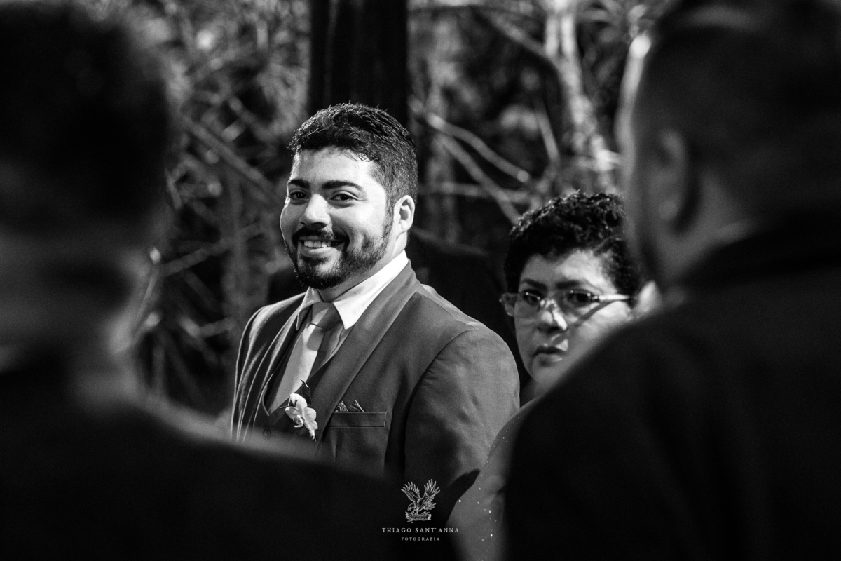 noivo no altar preto e branco noivo no altar preto e branco