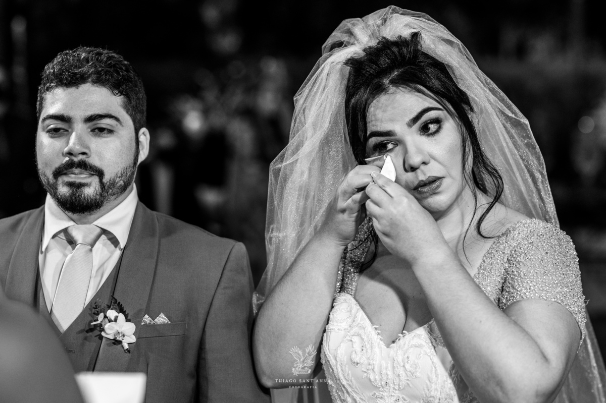 noivos no altar preto e branco noiva emocionada