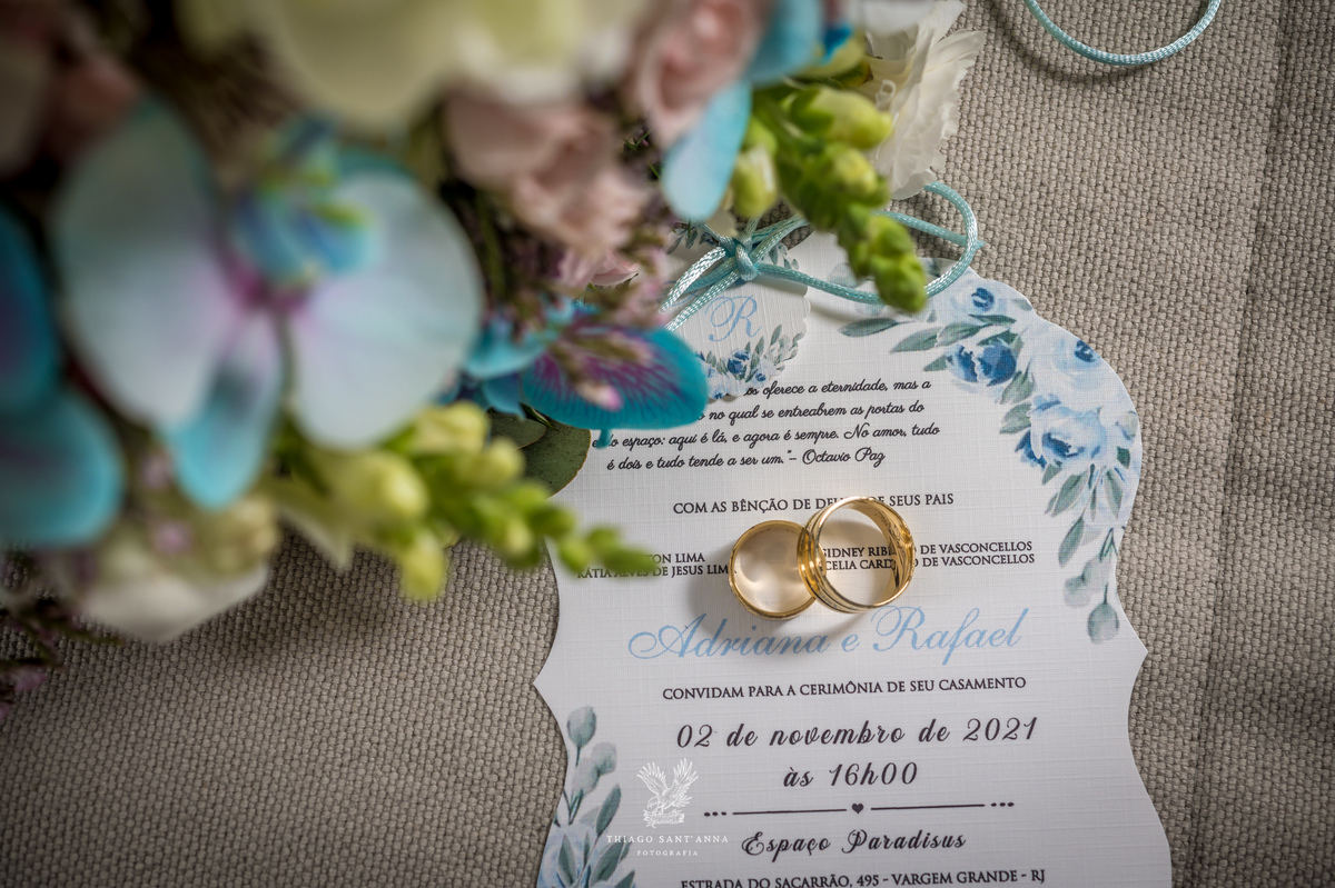 Convite de casamento com alianças e buque