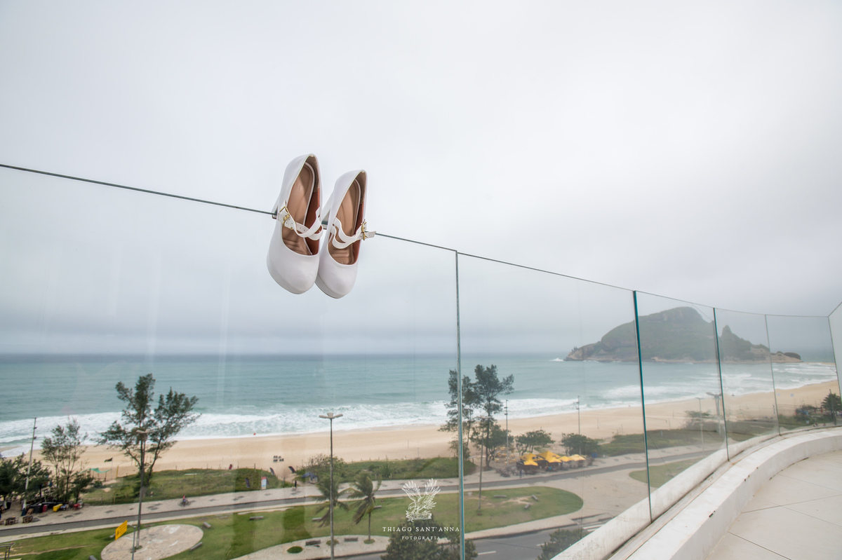 Making of da noiva sapatos na sacada paisagem praia