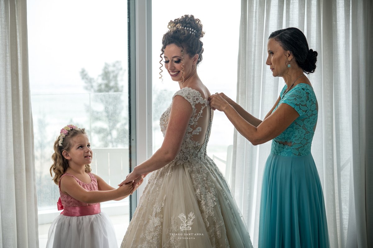making of noiva sua mãe e filha botando vestido