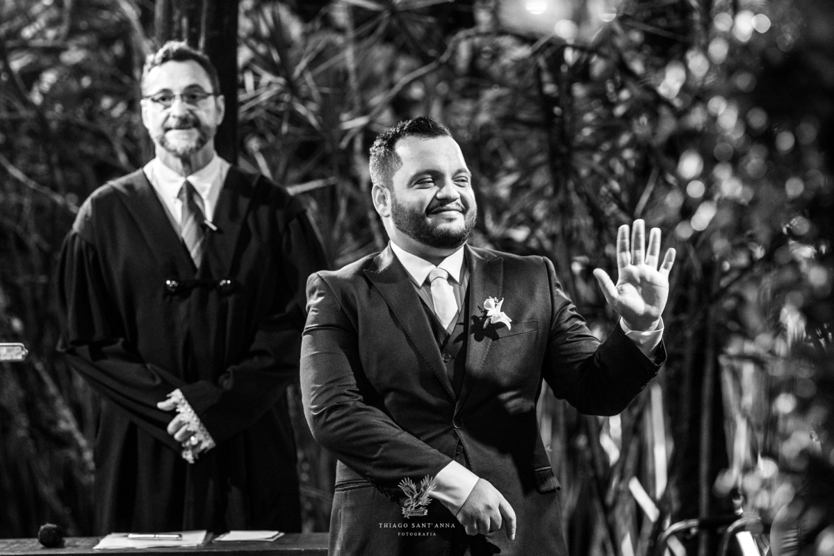 noivo no altar acena preto e branco