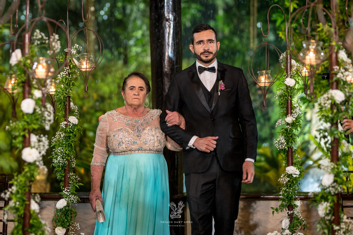Entrada do noivo com sua mãe