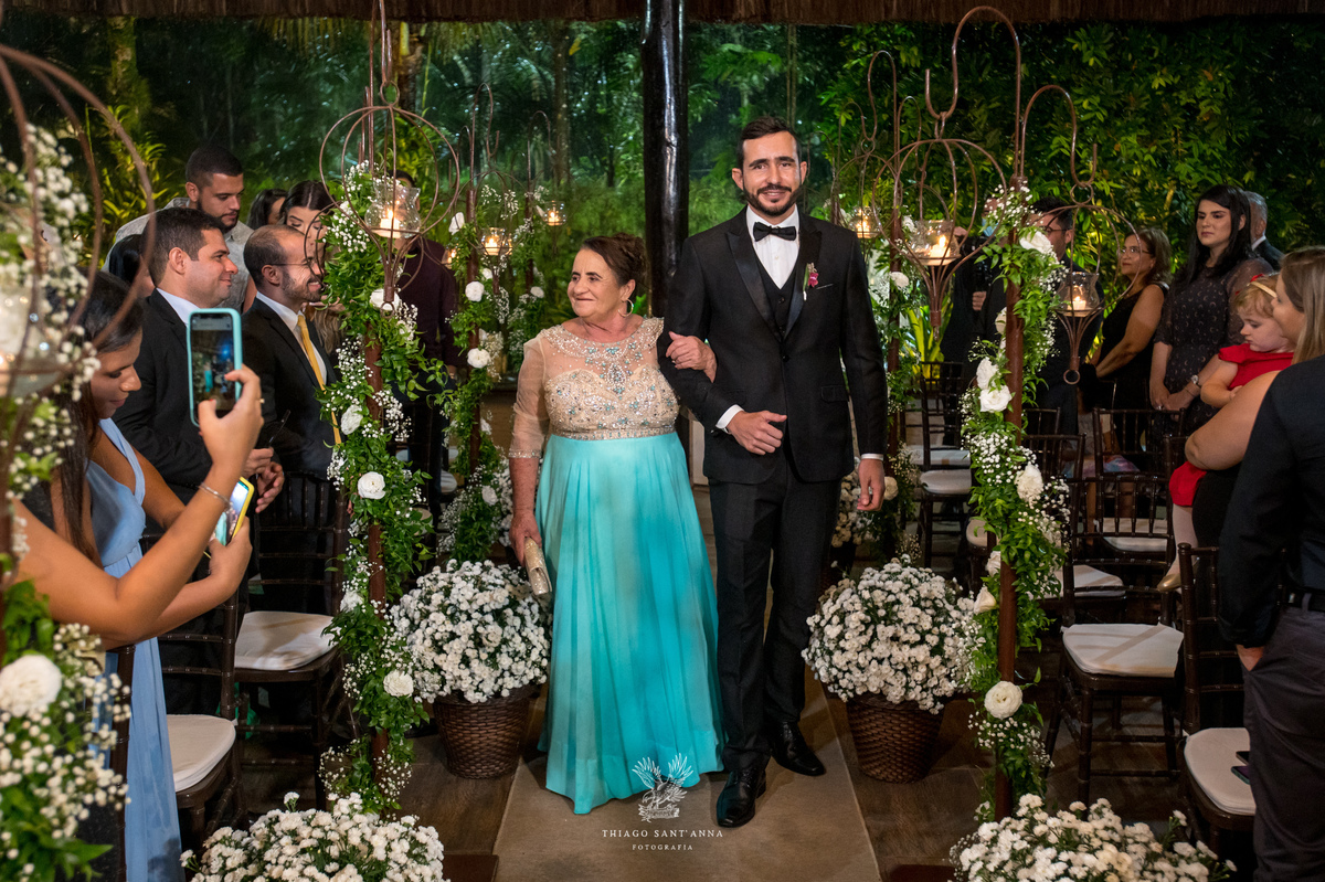 Entrada do noivo com sua mãe