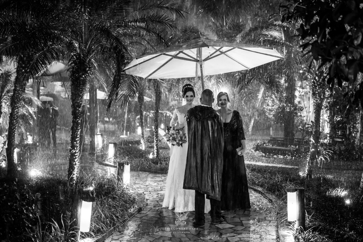 Entrada da noiva preto e branco chuva
